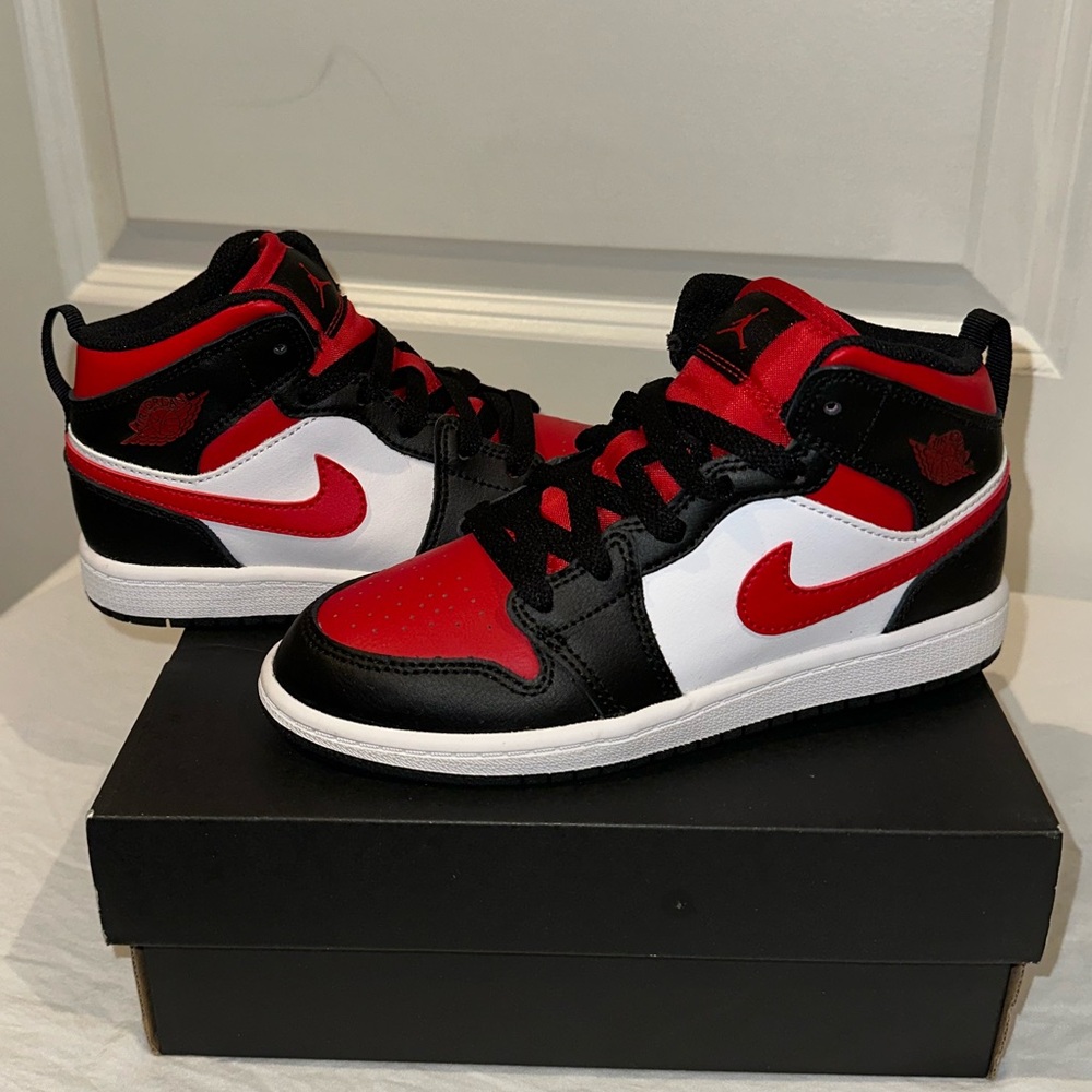FIRE RED JORDAN 1 RETRO MID (PS) BLACK/FIRE RED